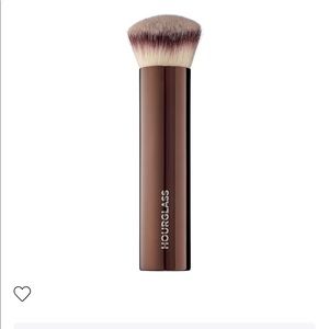 Hourglass foundation brush